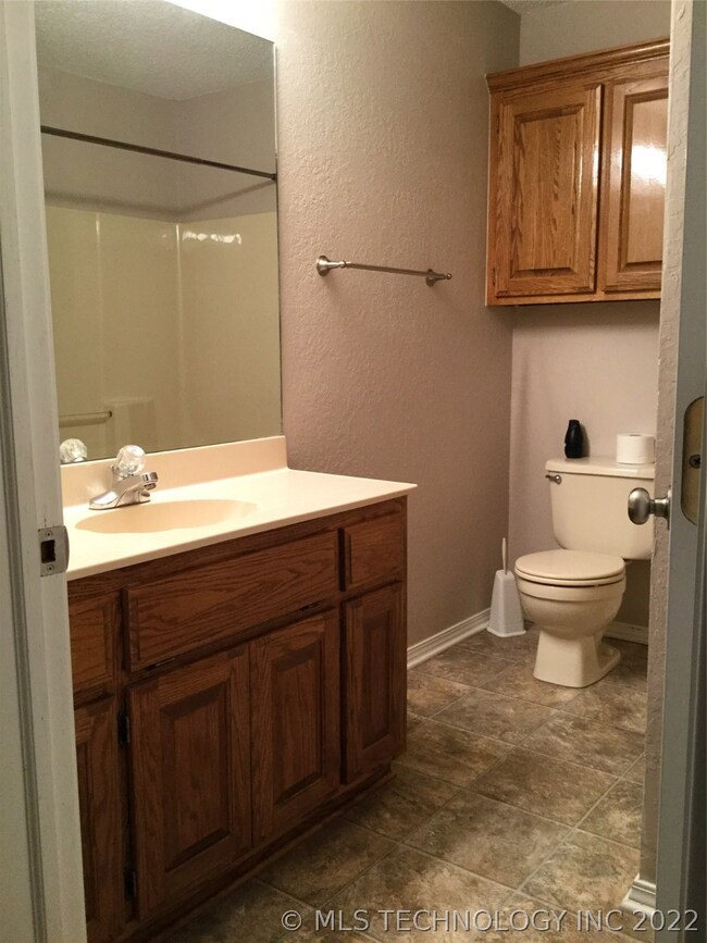 114 S Gray St, Chouteau, OK 74337 - photo 6