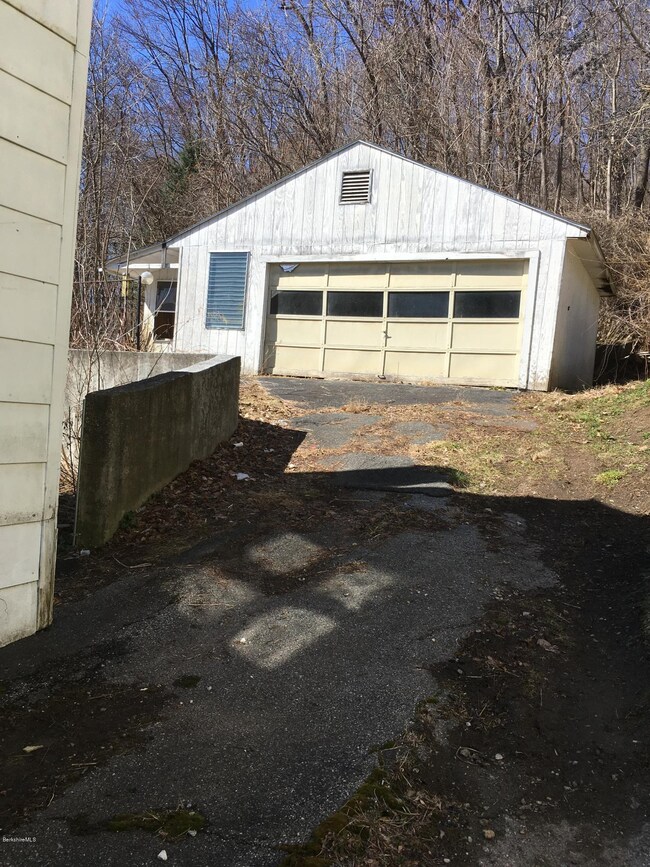 19 Tyler St, North Adams, MA 01247 - photo 3