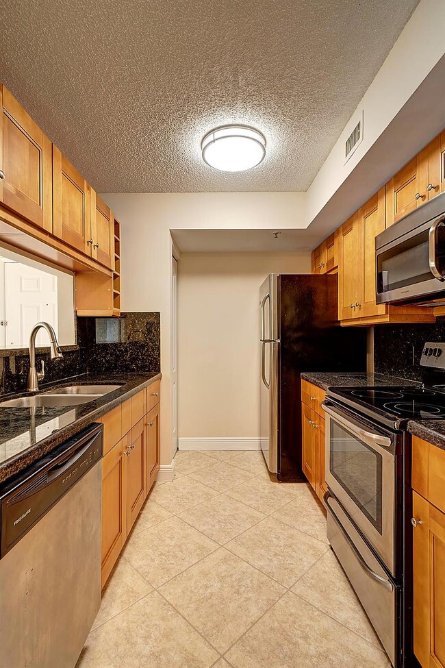 103 Yacht Club Way unit 106, Hypoluxo, FL 33462 - photo 3