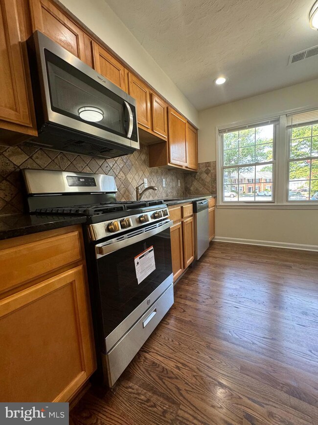 1951 Mayflower Dr, Woodbridge, VA 22192 - photo 2