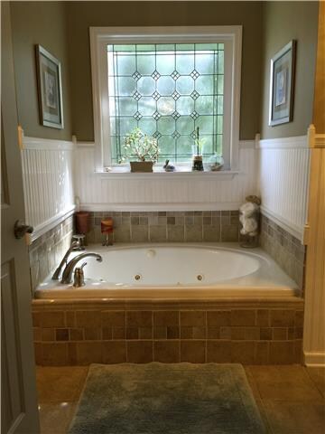 Master bath Jacuzzi/ his & her's vanities too!