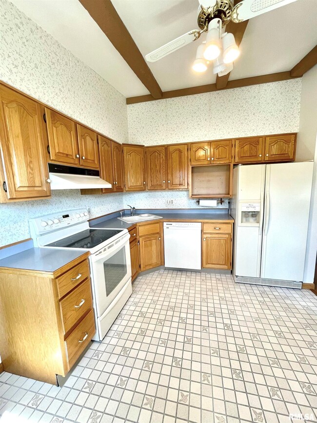 821 W 46th St, Davenport, IA 52806 - photo 6