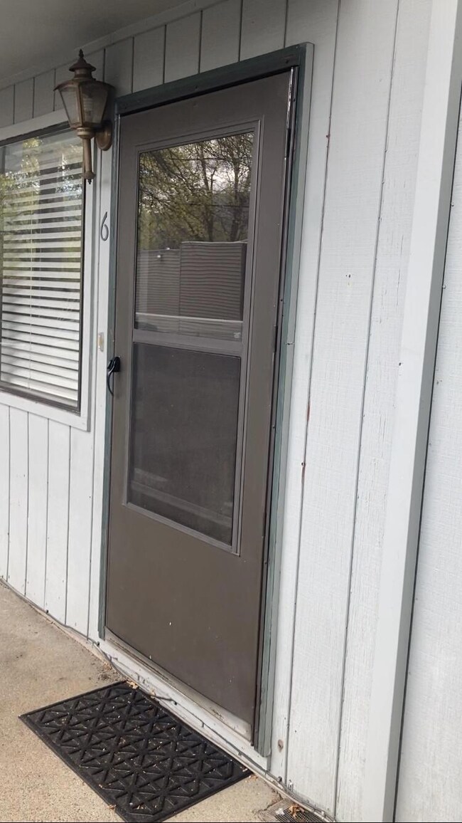 827 NE A St unit 6, Grants Pass, OR 97526 - photo 2