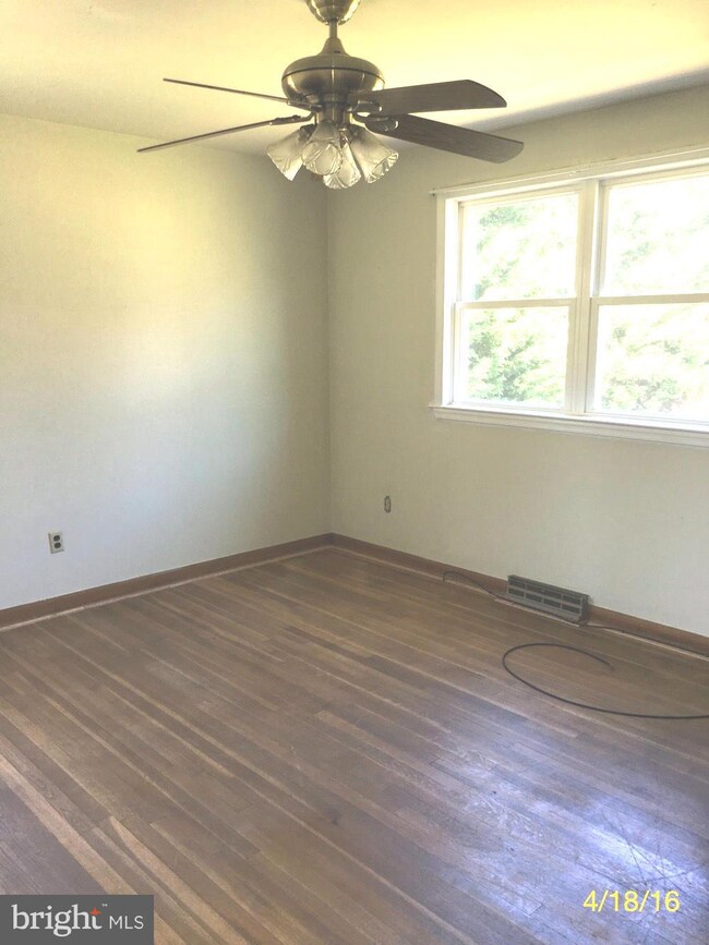 1212 Meadow View Rd, Pasadena, MD 21122 - photo 4