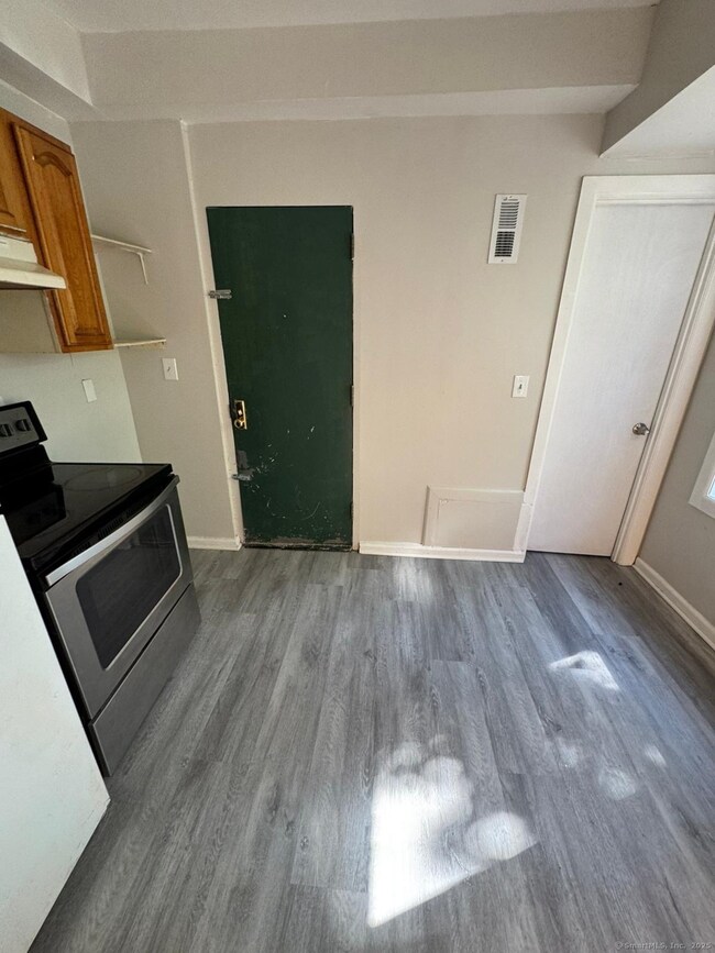 1071 Pembroke St unit 2E, Bridge Port, CT 06608 - photo 3