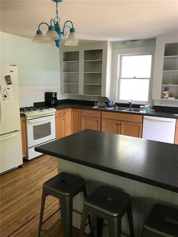 Kitchen with breakfast bar