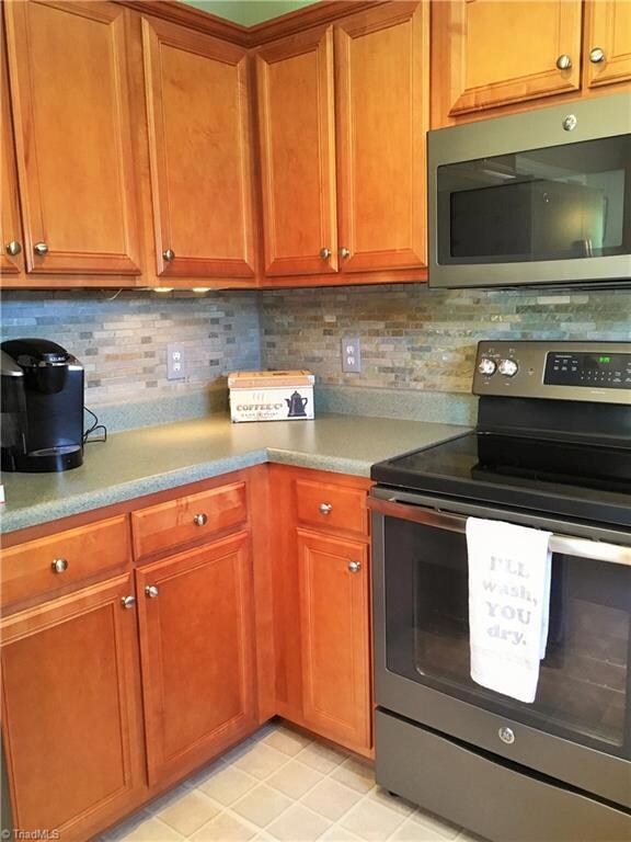 Very stylish back splash.