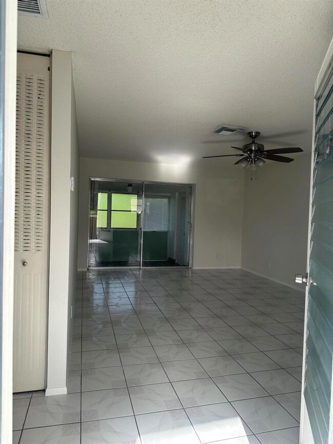 2911 Ashley Dr W unit J, West Palm Beach, FL 33415 - photo 4