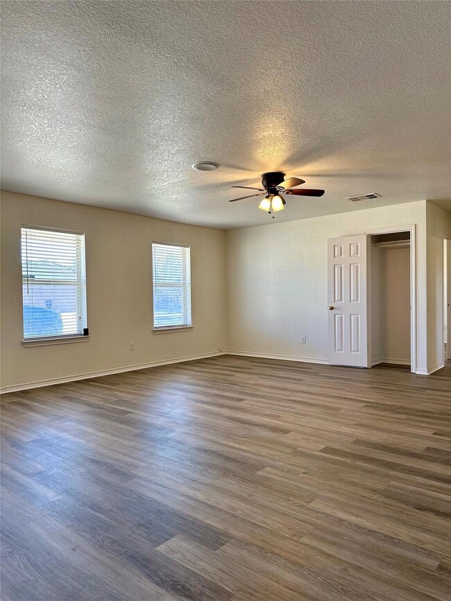 302 Kathy Ln, Granbury, TX 76049 - photo 5