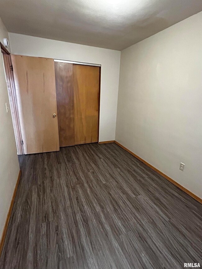 1102 Oxford Ave unit 7, Pekin, IL 61554 - photo 5