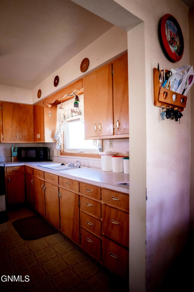 1406 11th St SE, Jamestown, ND 58401 - photo 3