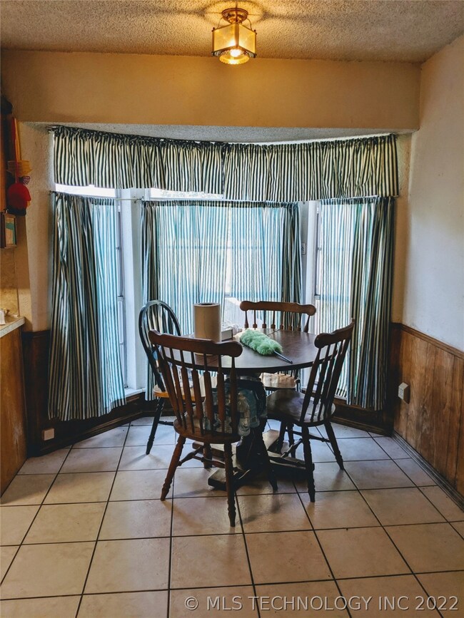 BREAKFAST NOOK WITH BAY WINDOW