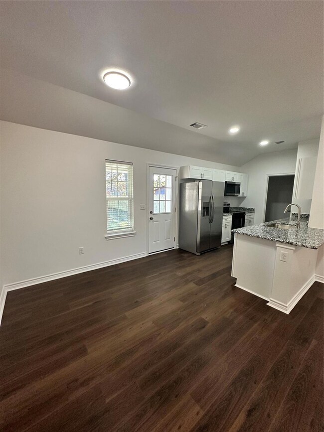 932 W Chase St, Denison, TX 75020 - photo 4