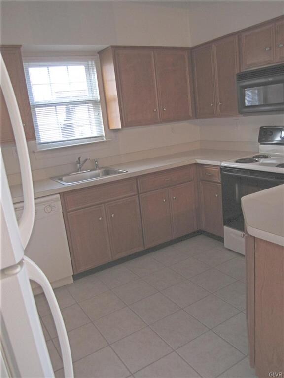 1961 Cabernet Place unit B, Easton, PA 18045 - photo 2