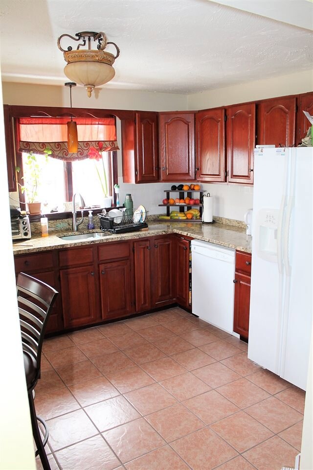 39 Cox St, Nashua, NH 03064 - photo 2