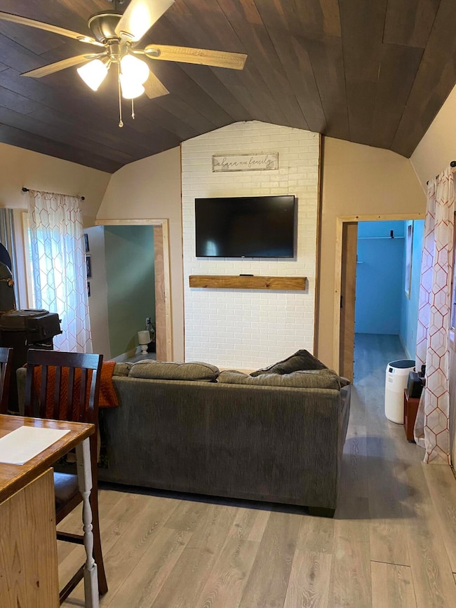 764 Lakeshore Dr, Burnside, KY 42519 - photo 4