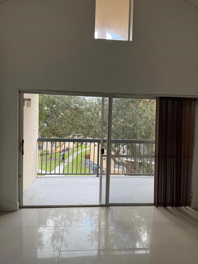 6276 NW 186th St unit 310, Hialeah, FL 33015 - photo 2
