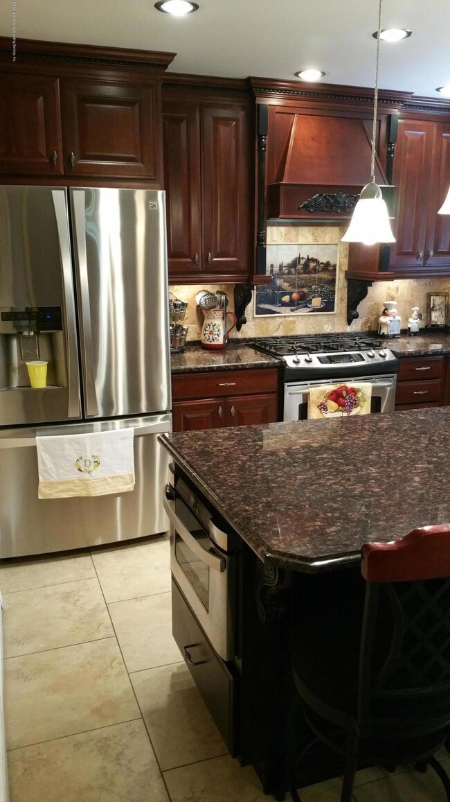 101 EDGEGROVE KITCHEN