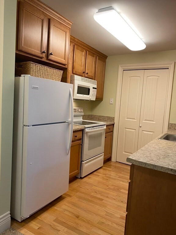 12 Russell Rd unit 105, Wellesley, MA 02482 - photo 7