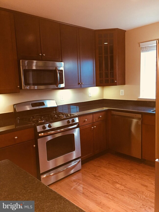 4119 S Four Mile Run Dr unit 203, Arlington, VA 22204 - photo 2