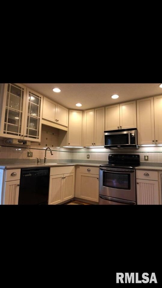 6303 N Howell St, Davenport, IA 52806 - photo 2