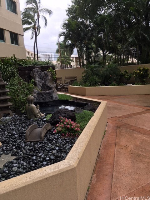 PATIO GARDEN AREA BY POOL