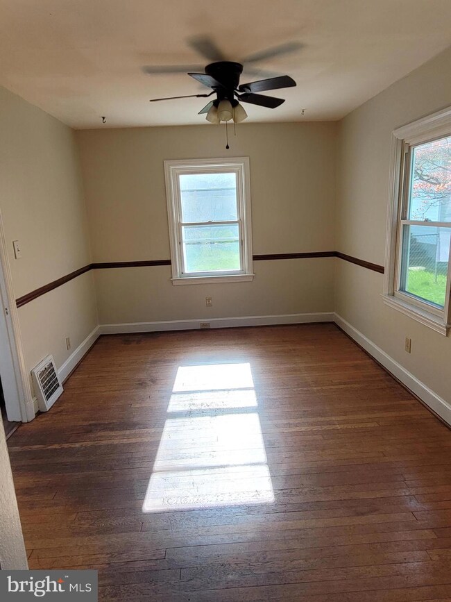 331 S Washington St unit B, Berkeley Springs, WV 25411 - photo 2