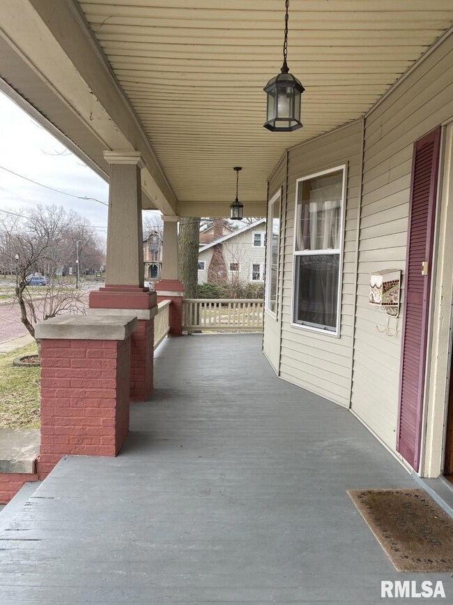 125 W 16th St, Davenport, IA 52803 - photo 2