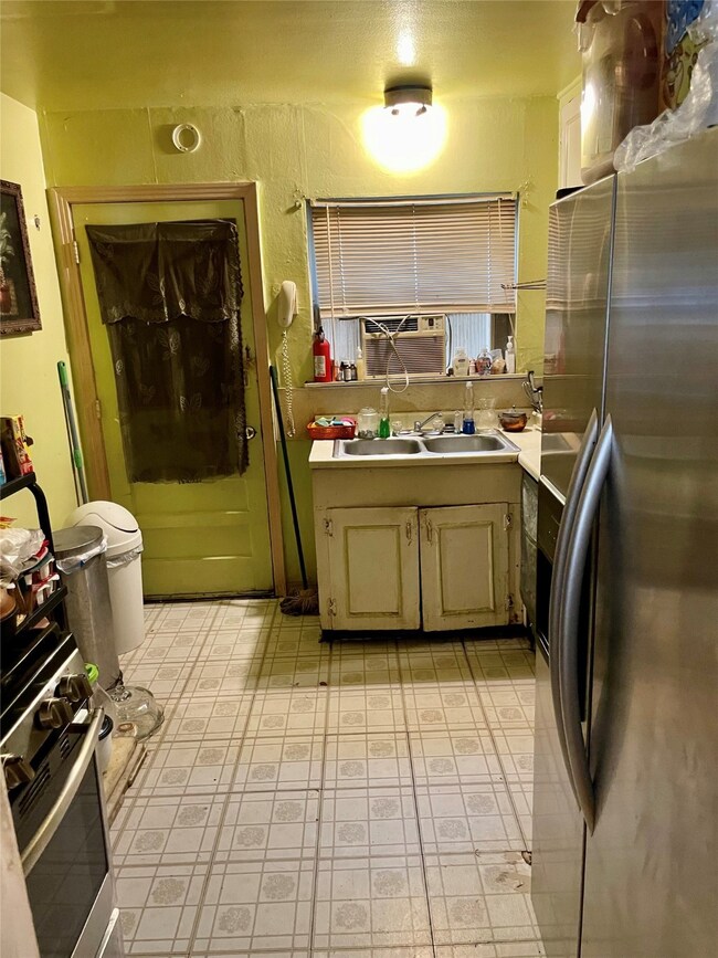 6933 Peyton St, Houston, TX 77028 - photo 6