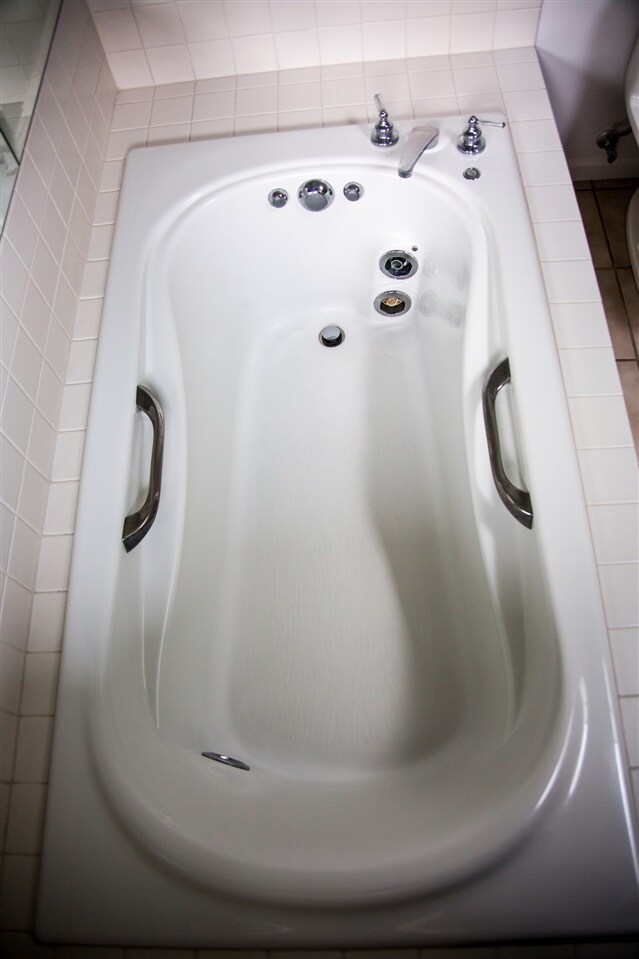 Jetted garden tub