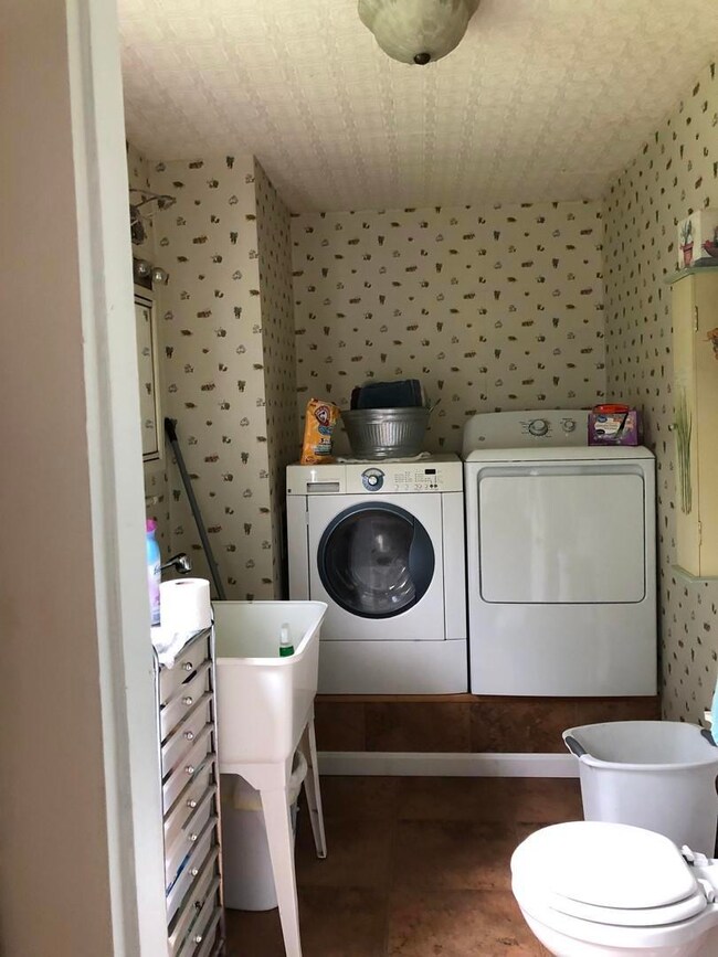 4) Half Bath with Laundry area (Copy)