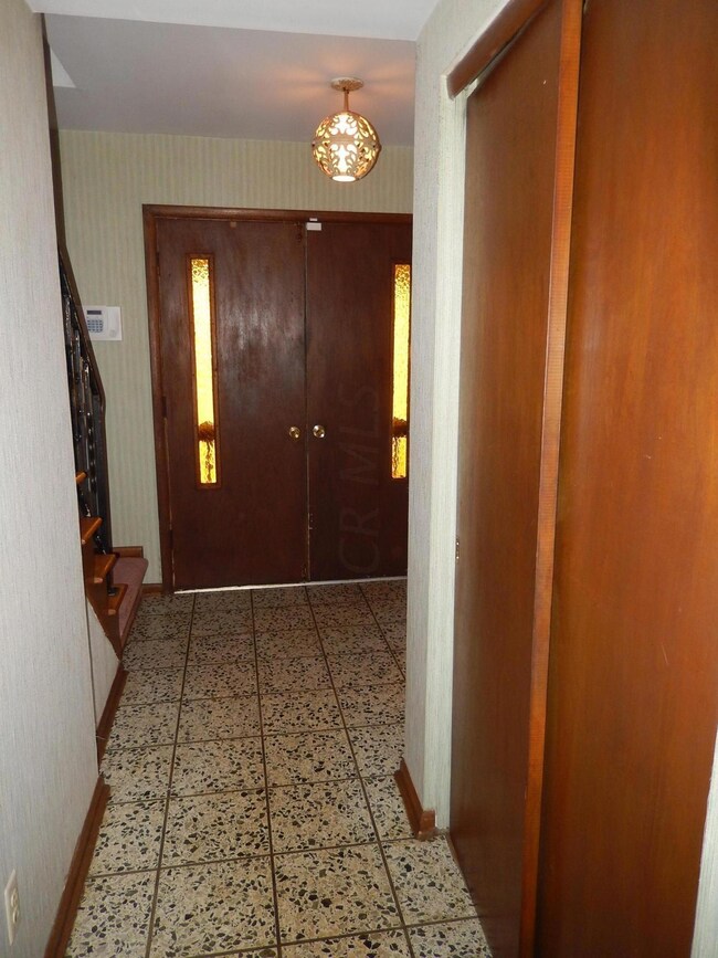 1703 Sugarmaple Dr, Columbus, OH 43229 - photo 2