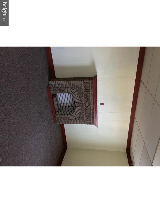 38 S Main St unit . 5, Shenandoah, PA 17976 - photo 2