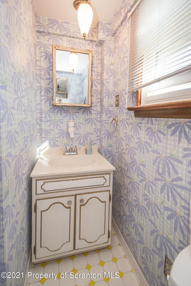 160 Elizabeth St, Pittston, PA 18640 - photo 5