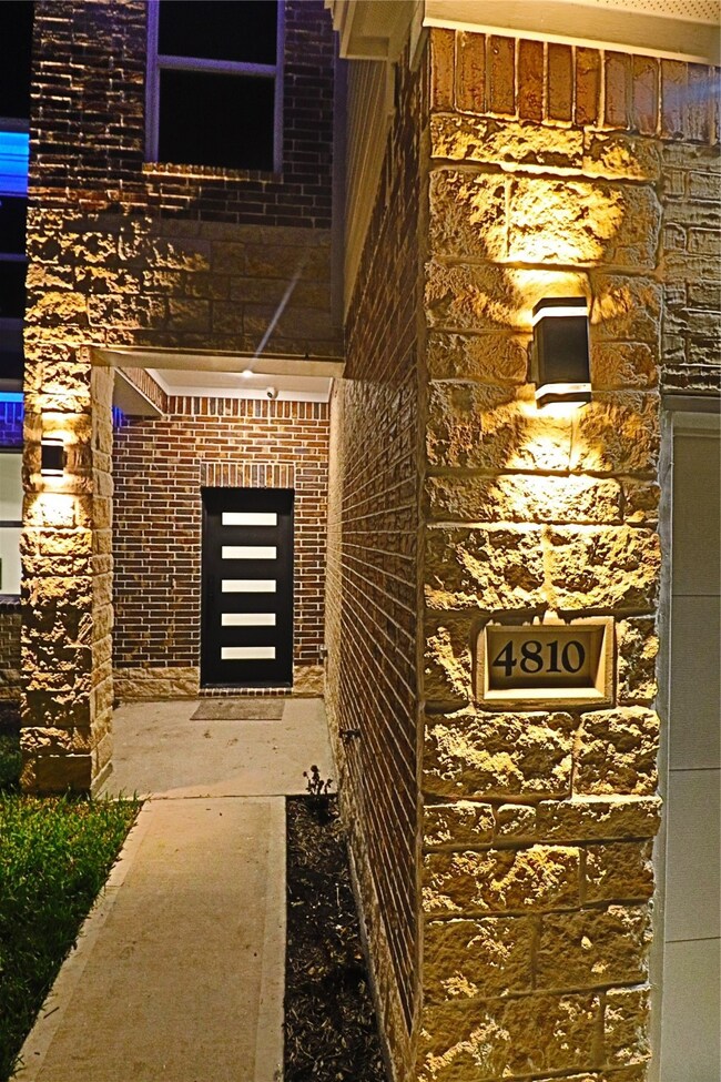 4810 Briscoe St, Houston, TX 77033 - photo 5