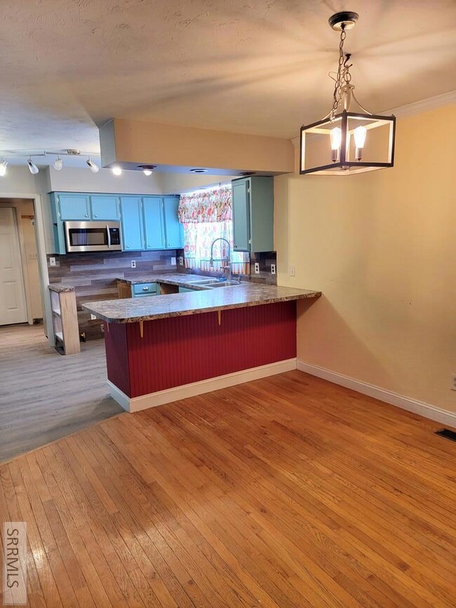 Dining Area/Breakfast Bar