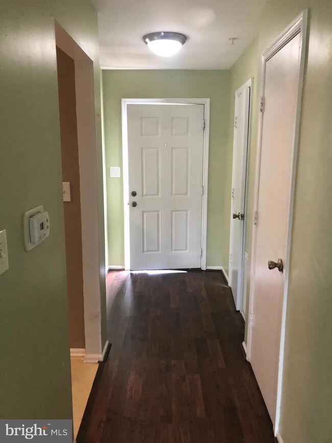 20073 Dunstable Cir, Germantown, MD 20876 - photo 2