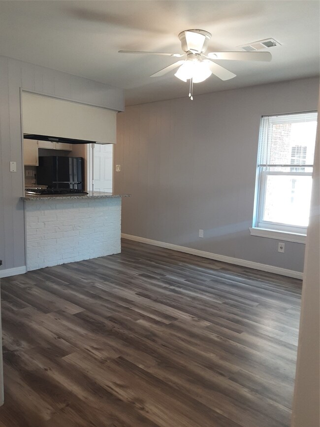 301 Cypress St, Alvin, TX 77511 - photo 5