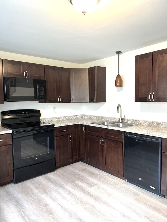 17R Pingree Hill Rd unit 17R, Derry, NH 03038 - photo 3