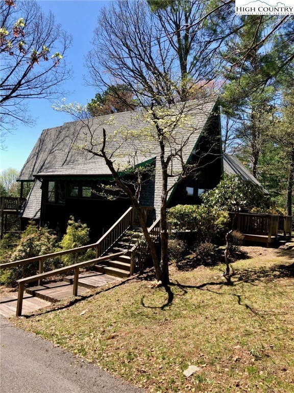 Circular driveway provides ample parking