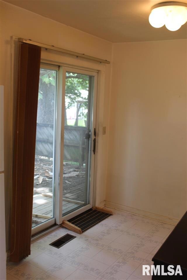 2117 W High St, Davenport, IA 52804 - photo 4