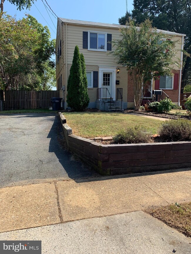 5711 Fenwick Dr, Alexandria, VA 22303 - photo 3