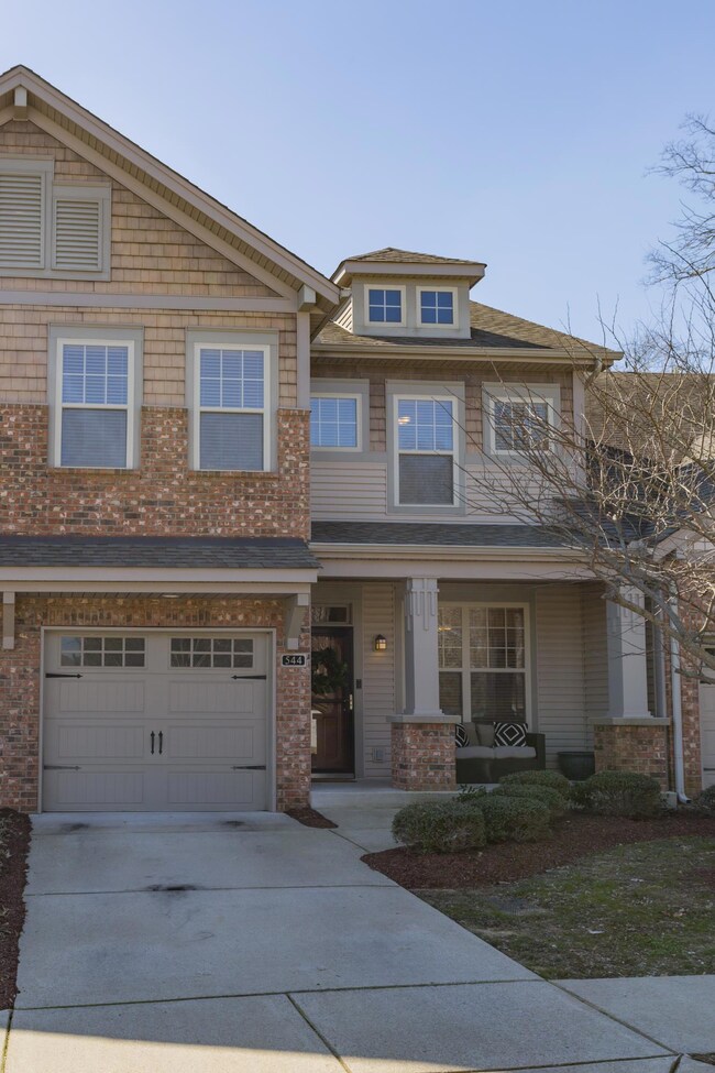 Only minutes away from downtown Nashville, Airport, Opry Mills, and Old Hickory Lake. Convenient access to I-40. 