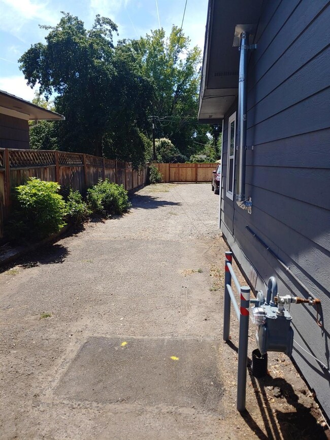 2410 Applegate Ave, Klamath Falls, OR 97601 - photo 4