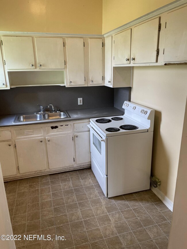 5116 Janice Cir E, Jacksonville, FL 32210 - photo 4