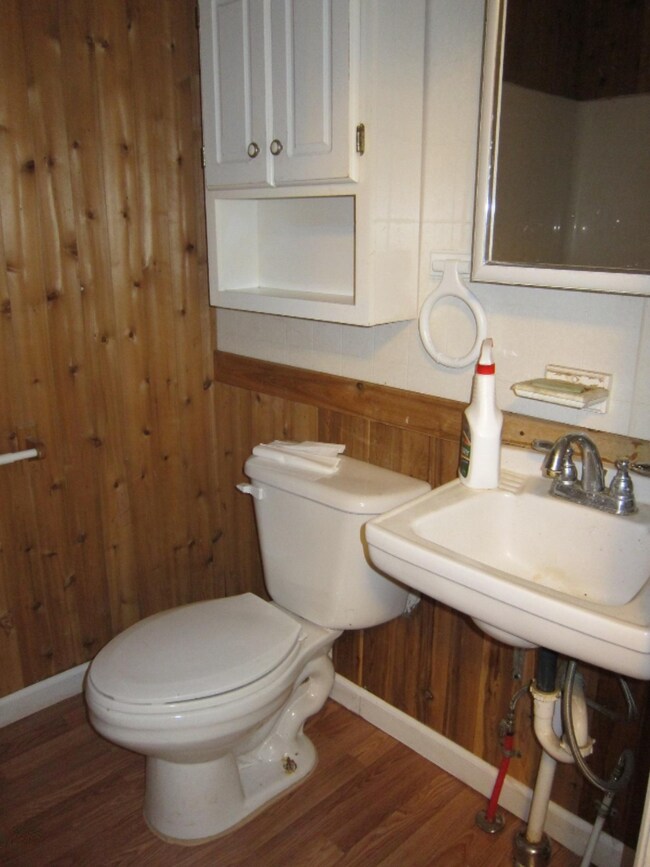 Lower bathroom, 937 Austin