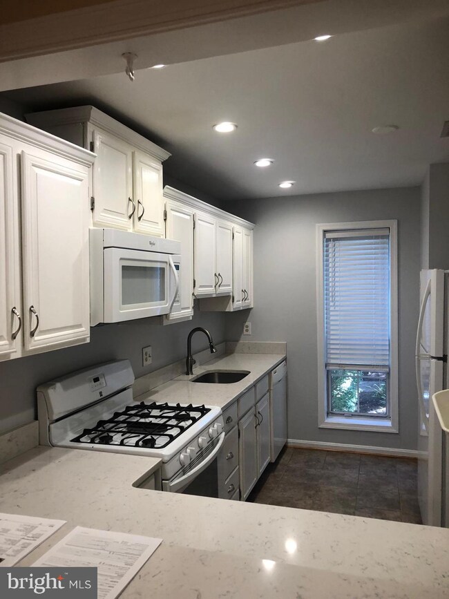 10080 Oakton Terrace Rd, Oakton, VA 22124 - photo 5