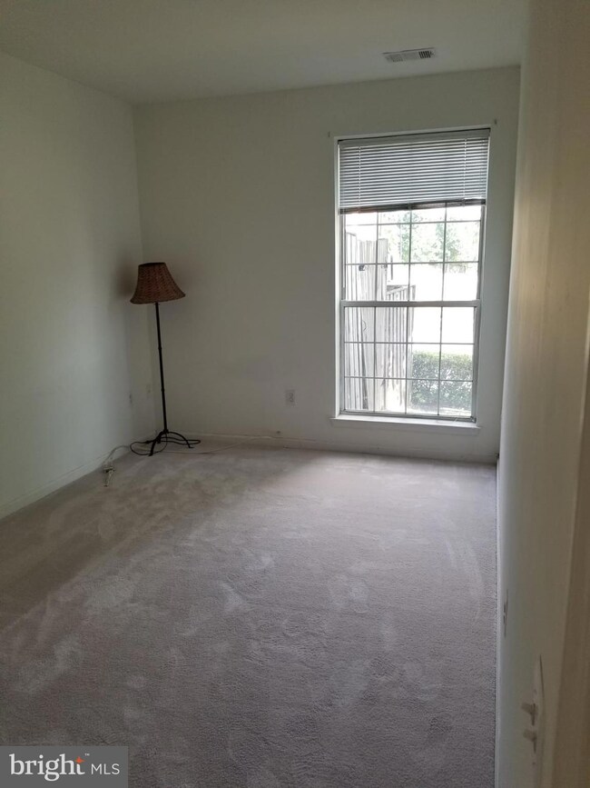 8211 Crossbrook Ct unit 101, Lorton, VA 22079 - photo 4