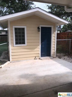 325 E Grove St, San Marcos, TX 78666 - photo 3