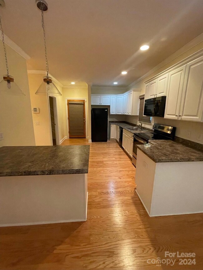 332 N Kelly St, Statesville, NC 28677 - photo 5